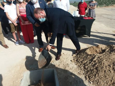 El alcalde procede al sellado de la urna El alcalde procede al sellado de la urna
