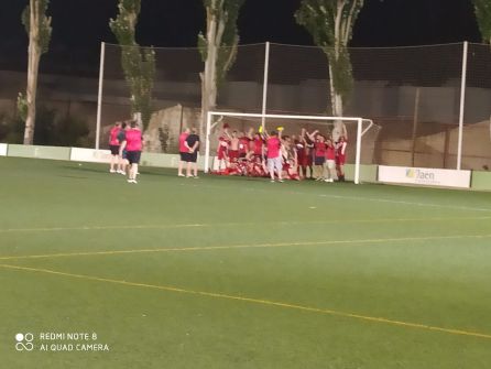 Momento en el que la plantilla celebra el ascenso, al terminar el encuentro Momento en el que la plantilla celebra el ascenso, al terminar el encuentro