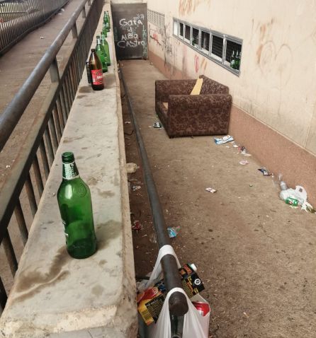 Restos de botellón en un lateral del Palacio Municipal de los Deportes de Arrecife, en el barrio de Argana. Restos de botellón en un lateral del Palacio Municipal de los Deportes de Arrecife, en el barrio de Argana.