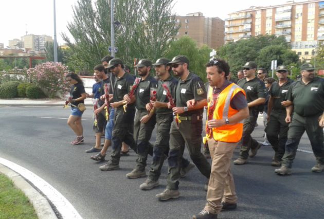 Agentes Medioambientales depositan flores en el Monolito al retén de Cogolludo Agentes Medioambientales depositan flores en el Monolito al retén de Cogolludo