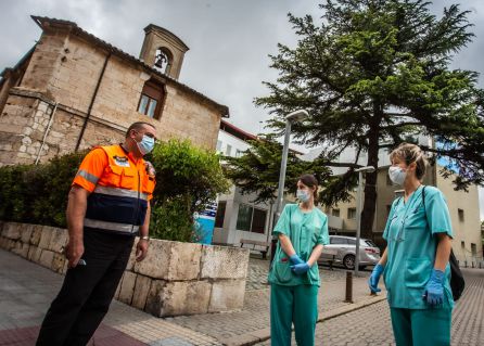José Ljuis García con personal sanitario José Ljuis García con personal sanitario
