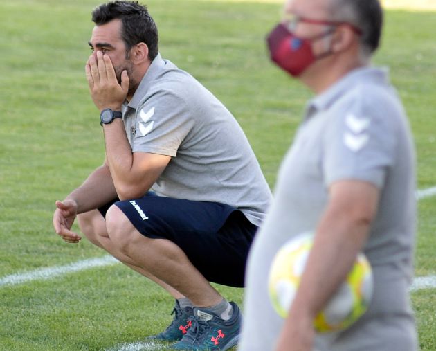 Manu González observa a su equipo en el amistoso frente al Navalcarnero Manu González observa a su equipo en el amistoso frente al Navalcarnero
