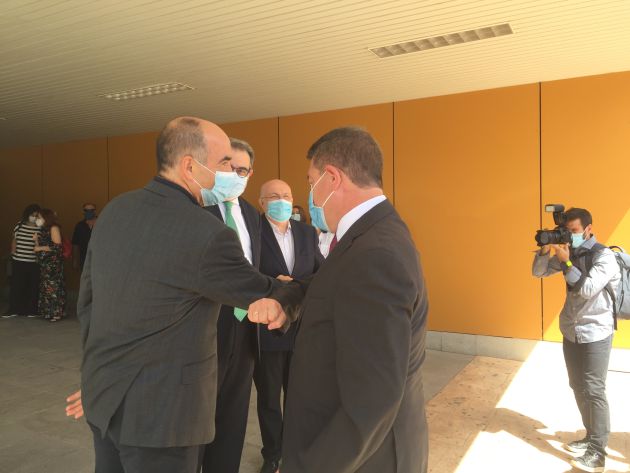 El saludo entre el presidente y el alcalde de Villarrobledo El saludo entre el presidente y el alcalde de Villarrobledo