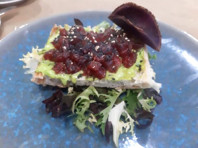 Tostón de atún rojo de Almadraba sobre pan de cristal con trufa Tostón de atún rojo de Almadraba sobre pan de cristal con trufa