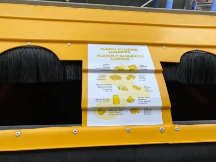 Contenedor amarillo con el cartel explicativo para admitir aceros y aluminios Contenedor amarillo con el cartel explicativo para admitir aceros y aluminios