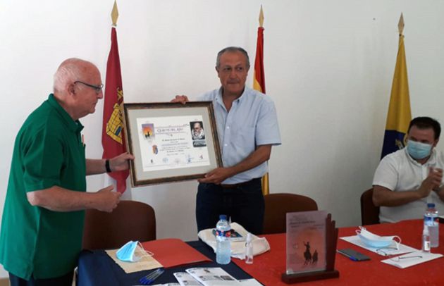 Cubillo entrega del diploma al actual alcalde de Tinajas, Francisco Javier Romero. Cubillo entrega del diploma al actual alcalde de Tinajas, Francisco Javier Romero.