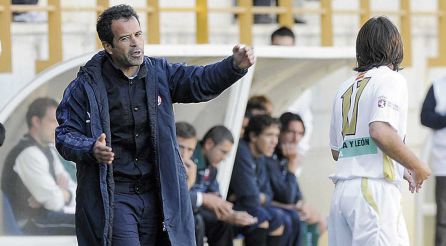 Cervera da instrucciones a Chema en su etapa en León Cervera da instrucciones a Chema en su etapa en León