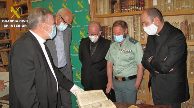 La devolución de los libros se ha realizado en la antigua iglesia de la Merced, sede actual de la biblioteca del Seminario, y en ella han estado presentes el subdelegado del Gobierno en Cuenca, Juan Rodríguez; el Obispo de Cuenca, Monseñor José Marías Yanguas; el jefe de la Comandancia de la Guardia Civil de Cuenca, teniente coronel Fernando Montes, y el responsable de la biblioteca, Vicente Malabia. La devolución de los libros se ha realizado en la antigua iglesia de la Merced, sede actual de la biblioteca del Seminario, y en ella han estado presentes el subdelegado del Gobierno en Cuenca, Juan Rodríguez; el Obispo de Cuenca, Monseñor José Marías Yanguas; el jefe de la Comandancia de la Guardia Civil de Cuenca, teniente coronel Fernando Montes, y el responsable de la biblioteca, Vicente Malabia.