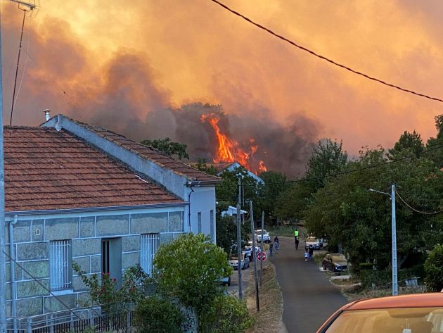 Un incendio forestal registrado esta tarde en el ayuntamiento orensano de Monterrei pone en alerta a núcleos de población por la proximidad del fuego a viviendas aunque por el momento la Consellería do Medio Rural ha descartado peligro para las casas. Un incendio forestal registrado esta tarde en el ayuntamiento orensano de Monterrei pone en alerta a núcleos de población por la proximidad del fuego a viviendas aunque por el momento la Consellería do Medio Rural ha descartado peligro para las casas.