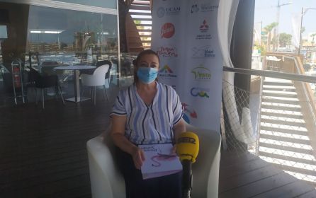 Alicia Vera, técnico de la Oficina de Turismo de San Pedro del Pinatar, durante su participación en 'La radio al sol' Alicia Vera, técnico de la Oficina de Turismo de San Pedro del Pinatar, durante su participación en 'La radio al sol'