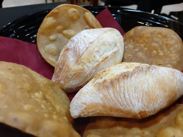Bollitos de pan con masa madre y tortitas de maíz Bollitos de pan con masa madre y tortitas de maíz