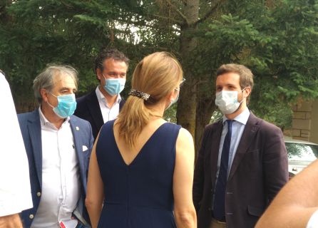 Pablo Casado, presidente del PP, a su llegada a San Gabriel, es recibido por la alcaldesa de Aranda, Raquel González, el gerente del grupo socioeducativo,, Enrique GArcía y el director del curso Prensa y Poder, Graciano Palomo Pablo Casado, presidente del PP, a su llegada a San Gabriel, es recibido por la alcaldesa de Aranda, Raquel González, el gerente del grupo socioeducativo,, Enrique GArcía y el director del curso Prensa y Poder, Graciano Palomo