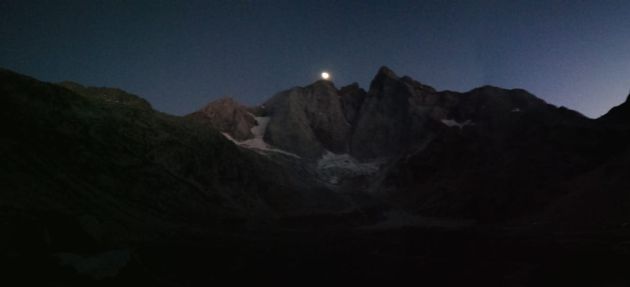 Una foto de noche de la ruta. Una foto de noche de la ruta.