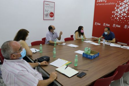 Un momento de la reunión entre miembros del PSOE de Jaén con la nueva junta directiva de FAMPA 'Los Olivos'. Un momento de la reunión entre miembros del PSOE de Jaén con la nueva junta directiva de FAMPA 'Los Olivos'.