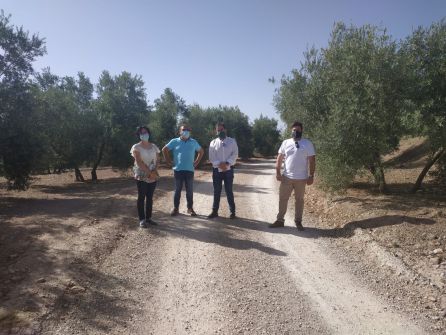 Momento de la visita a uno de los camios rurales, sobre los que se ha actuado Momento de la visita a uno de los camios rurales, sobre los que se ha actuado