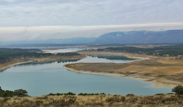 El embalse de Buendía cuenta con dos zonas de baño natural. El embalse de Buendía cuenta con dos zonas de baño natural.
