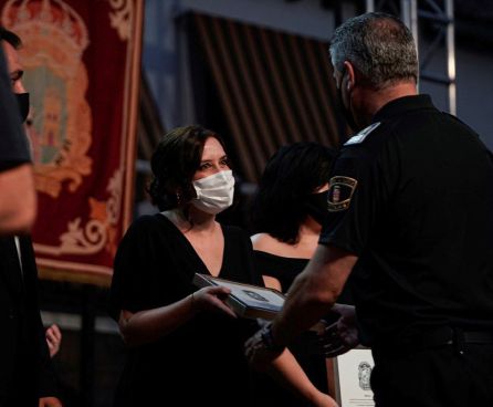 La presidenta de la Comunidad de Madrid, Isabel Díaz Ayuso, participó en la entrega de reconocimientos al personal de los servicios esenciales que han trabajado durante el estado de alarma. La presidenta de la Comunidad de Madrid, Isabel Díaz Ayuso, participó en la entrega de reconocimientos al personal de los servicios esenciales que han trabajado durante el estado de alarma.