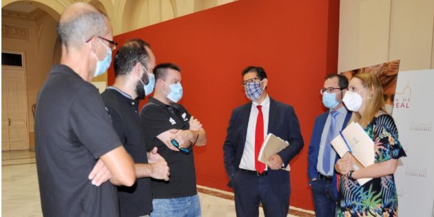 Jose Manuel Caballero junto a algunos de los trabajadores concentrados, en el Palacio Provincial Jose Manuel Caballero junto a algunos de los trabajadores concentrados, en el Palacio Provincial
