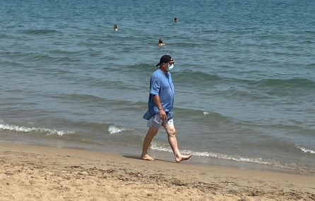 Los informadores de las playas de Dénia recomiendan a los usuarios llevar mascarilla mientras se pasea por la orilla. Los informadores de las playas de Dénia recomiendan a los usuarios llevar mascarilla mientras se pasea por la orilla.