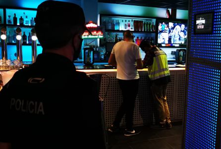 Los agentes han comprobado que todos los establecimientos tenían los papeles en regla y cumplían las medidas de seguridad. Los agentes han comprobado que todos los establecimientos tenían los papeles en regla y cumplían las medidas de seguridad.