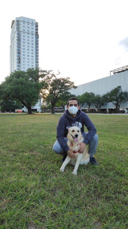 Alejandro Ibañez, paseando a su perra, 'Bella' en un céntrico parque de Houston Alejandro Ibañez, paseando a su perra, 'Bella' en un céntrico parque de Houston