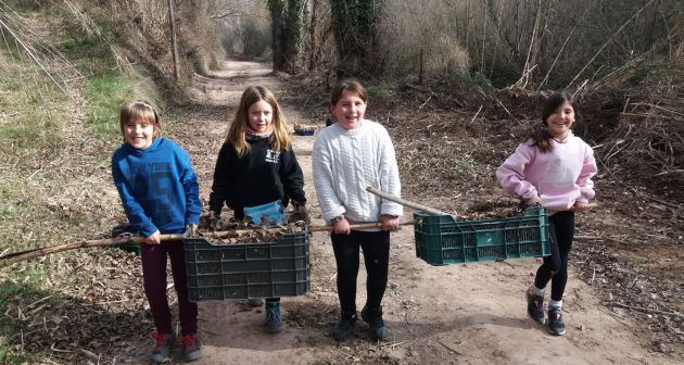 Alumnas de Olbas (Teruel) recogiendo hojas secas para la compostera. Alumnas de Olbas (Teruel) recogiendo hojas secas para la compostera.