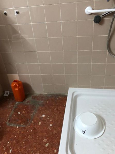 Baños compartidos por pacientes, personal sanitario y visitantes en el hospital militar de Mislata Baños compartidos por pacientes, personal sanitario y visitantes en el hospital militar de Mislata