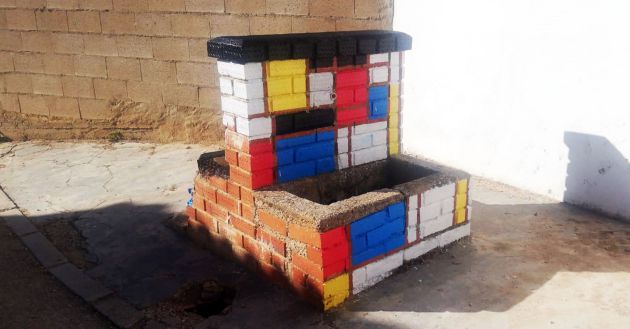 Fuente decorada al estilo vanguardista de Piet Mondrian. Fuente decorada al estilo vanguardista de Piet Mondrian.