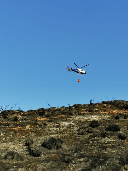 Uno de los helicópteros del INFOCA sobre la zona afectada Uno de los helicópteros del INFOCA sobre la zona afectada
