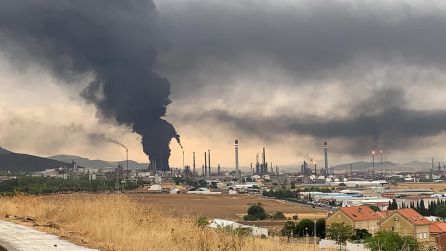 Gran columna de humo en Repsol Puertollano Gran columna de humo en Repsol Puertollano