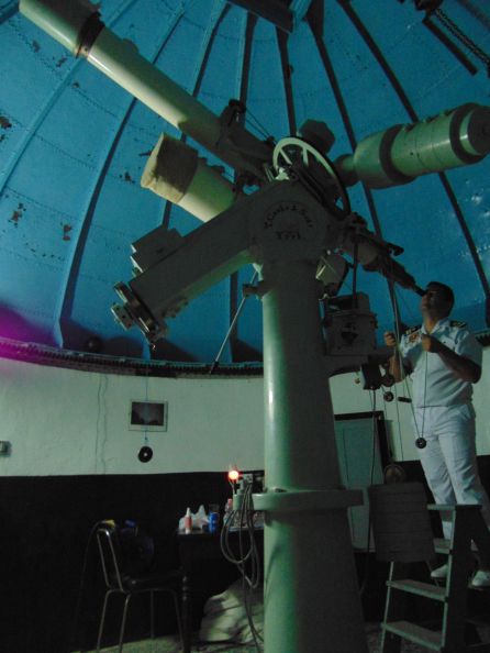 Teniente de Navío Azorín en el observatorio. Teniente de Navío Azorín en el observatorio.