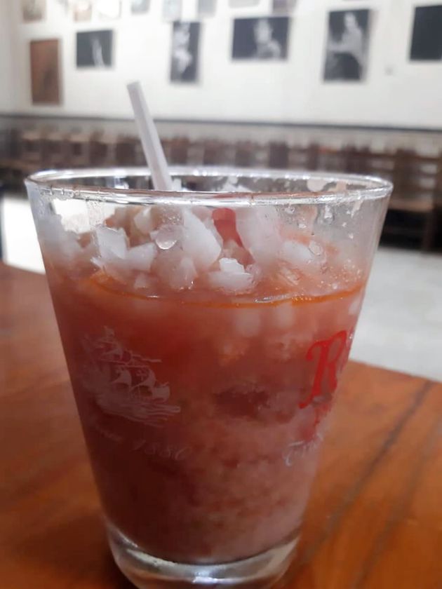 Primero vuelco, el líquido con la guarnición en vaso ancho y con cuchara Primero vuelco, el líquido con la guarnición en vaso ancho y con cuchara
