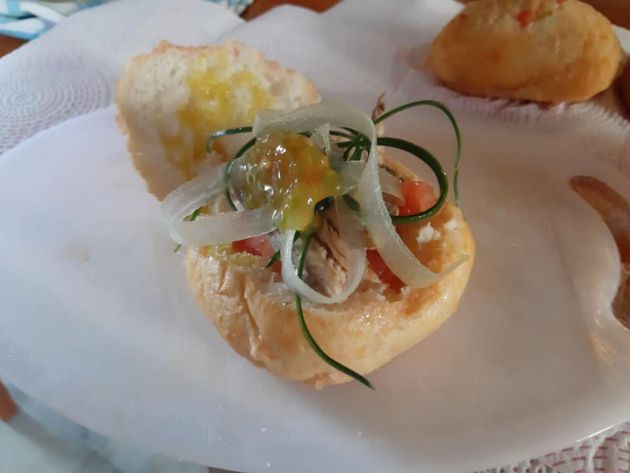 Segundo vuelco, la catana con el pan, el picado de tomate y verdura y la caballa en conserva Segundo vuelco, la catana con el pan, el picado de tomate y verdura y la caballa en conserva