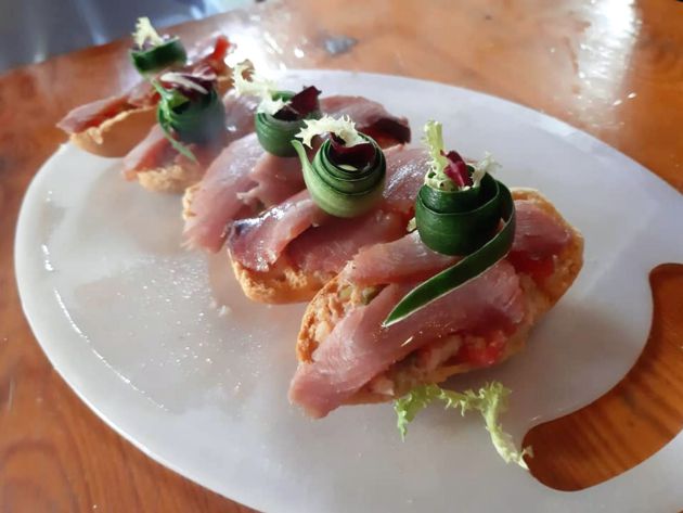 Tercer vuelco, tostaditas con el majado y bonito en salazón Tercer vuelco, tostaditas con el majado y bonito en salazón