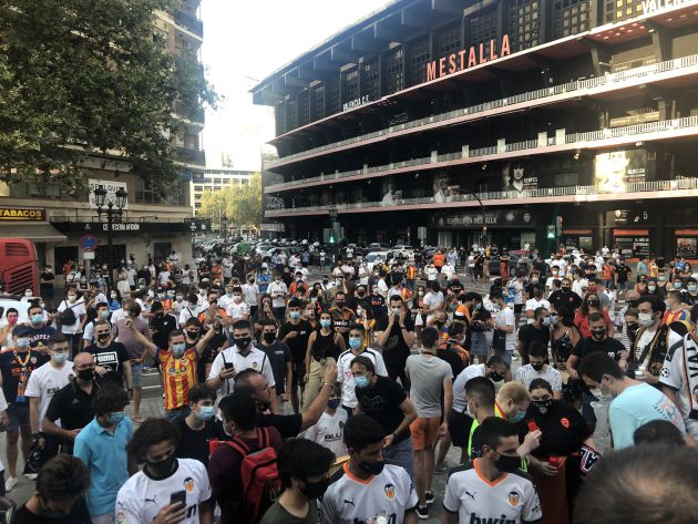 Manifestación en Mestalla contra Lim y Murthy. Manifestación en Mestalla contra Lim y Murthy.