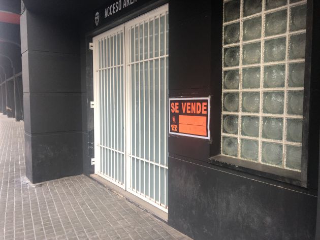 Cartel de 'Se vende' junto a la puerta presidencial de Mestalla. Cartel de 'Se vende' junto a la puerta presidencial de Mestalla.