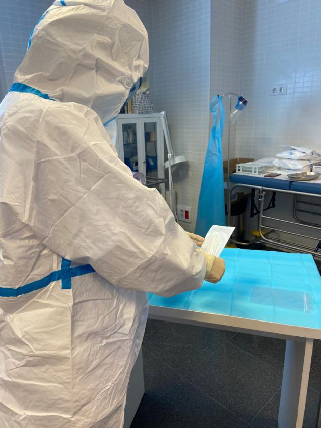 Un sanitario se prepara para realizar una prueba PCR Un sanitario se prepara para realizar una prueba PCR