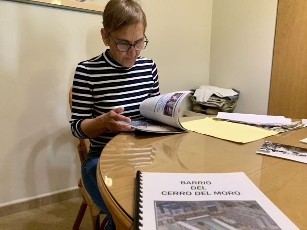 Carmen Natividad revisa los documentos sobre su barrio, el Cerro del Moro Carmen Natividad revisa los documentos sobre su barrio, el Cerro del Moro