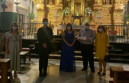 De izquierda a derecha, directora de la Escuela de Música, Juan Luis Bago, párroco, Pablo Luis Armero y concejala de Cultura, Juani Vílchez, en la entrega del donativo a Cáritas De izquierda a derecha, directora de la Escuela de Música, Juan Luis Bago, párroco, Pablo Luis Armero y concejala de Cultura, Juani Vílchez, en la entrega del donativo a Cáritas