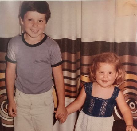 Foto de archivo de los hermanos Guillem y Belén Agulló cuando los dos eran niños. Foto de archivo de los hermanos Guillem y Belén Agulló cuando los dos eran niños.