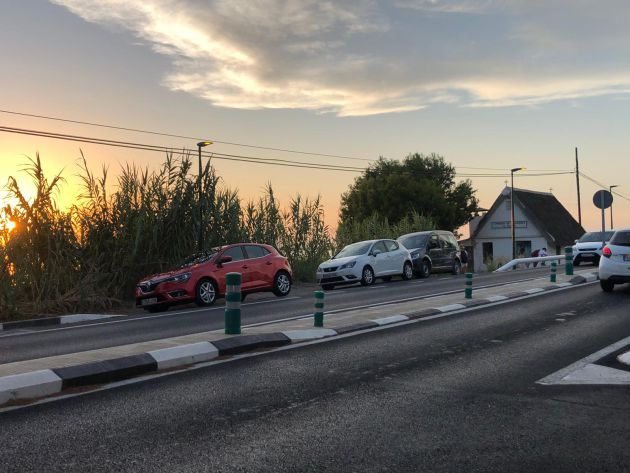 El atardecer desde la gola de Puchol atrae a cientos de vehículos cada día El atardecer desde la gola de Puchol atrae a cientos de vehículos cada día