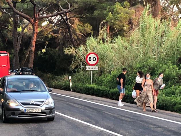 Decenas de personas caminan en el arcen de la CV-500, poniendo en riesgo sus vidas Decenas de personas caminan en el arcen de la CV-500, poniendo en riesgo sus vidas