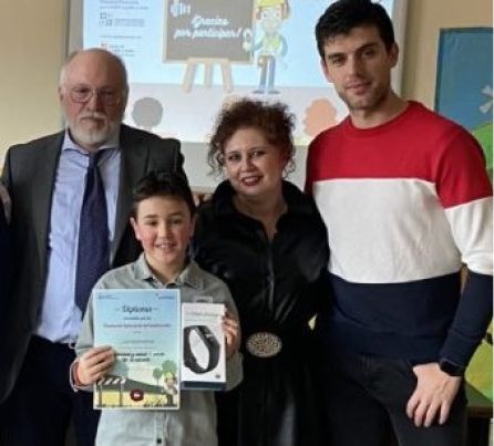Álvarez Peón (a la izquierda de la imagen) representando a la administración regional en un acto de entrega de un premio a un alumno de Cacabelos Álvarez Peón (a la izquierda de la imagen) representando a la administración regional en un acto de entrega de un premio a un alumno de Cacabelos
