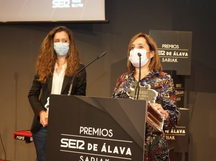 Tania Fitas (izd) Punto de Atención Continuada de Olagibel y Virginia Jiménez (dch) Jefa de Sección de Urgencias HUA Santiago Tania Fitas (izd) Punto de Atención Continuada de Olagibel y Virginia Jiménez (dch) Jefa de Sección de Urgencias HUA Santiago