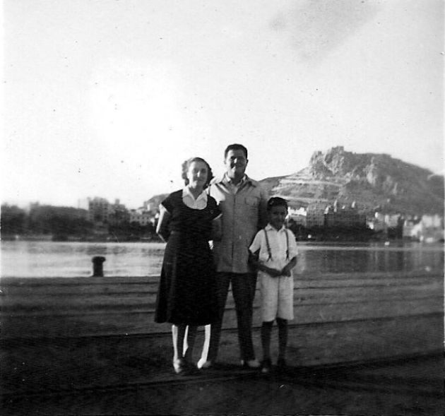 El escritor Miguel Angel Pérez Oca junto a sus padres El escritor Miguel Angel Pérez Oca junto a sus padres