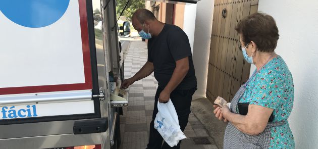 Emiliano para en la puerta de las casas de sus clientas, en este caso en Albalate de las Nogueras (Cuenca). Emiliano para en la puerta de las casas de sus clientas, en este caso en Albalate de las Nogueras (Cuenca).