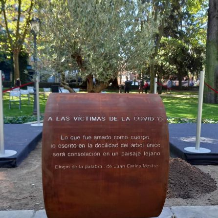 La placa en recuerdo a las víctimas La placa en recuerdo a las víctimas