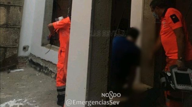 Sanitarios atendiendo al trabajador herido en el interior del edificio en obras Sanitarios atendiendo al trabajador herido en el interior del edificio en obras