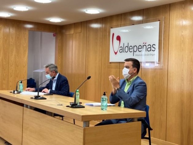 El presidente de la DO Valdepeñas, Jesús Martín, junto al consejero de Agricultura, Francisco Martínez Arroyo El presidente de la DO Valdepeñas, Jesús Martín, junto al consejero de Agricultura, Francisco Martínez Arroyo
