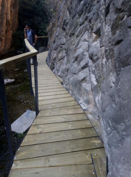 Uno de los tramos de la pasarela sobre el río Cuadros Uno de los tramos de la pasarela sobre el río Cuadros